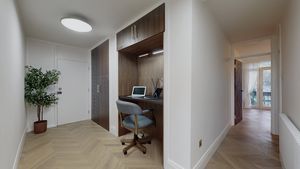 Hall/Workstation 2- click for photo gallery